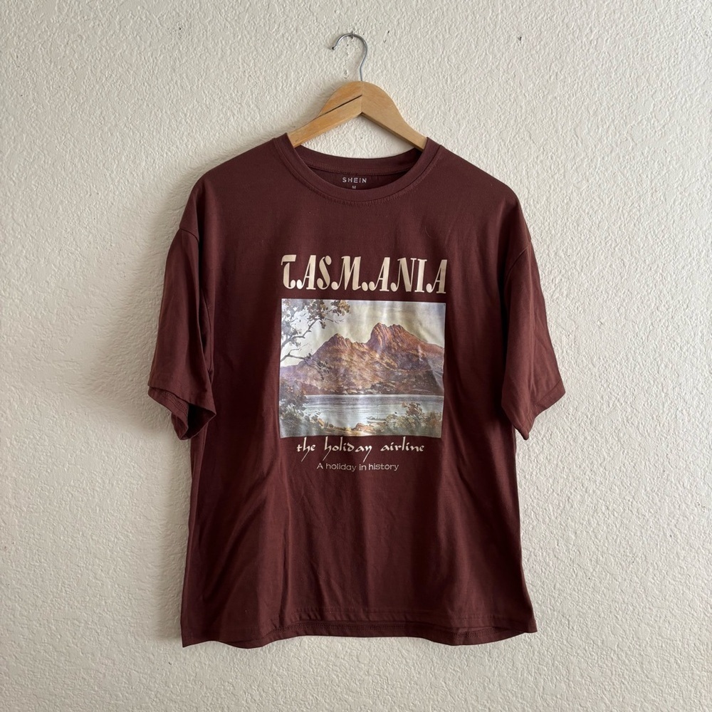 Shein Graphic Tee Size Medium Tasmania The Holiday Airline Burgundy Brown Retro
